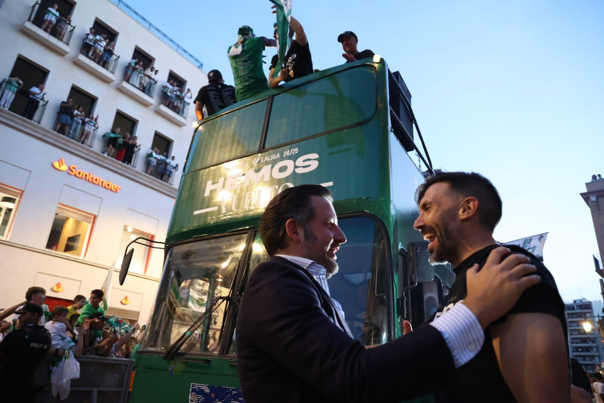 El Elche CF celebra el ascenso a Primera con una rúa en autobús hasta la Plaça de Baix