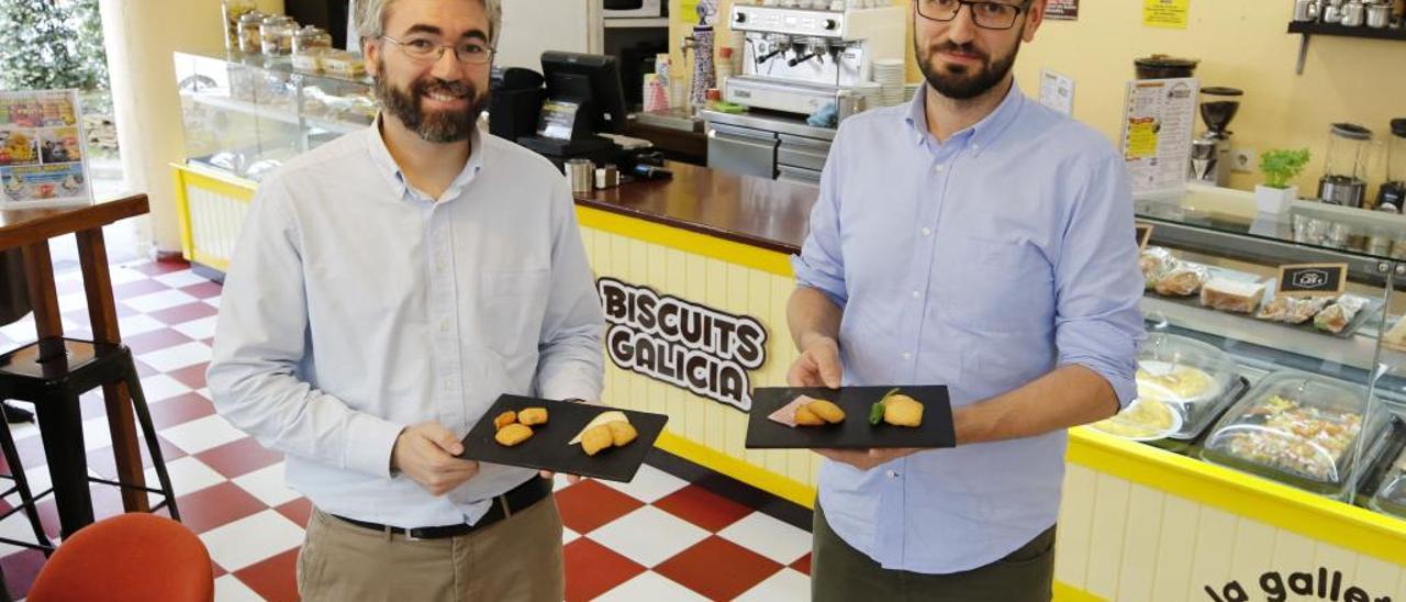 Jose (iz.) y Pablo Troncoso con galletas de Biscuits Galicia en la tienda de la Puerta del Sol viguesa// Alba Villar