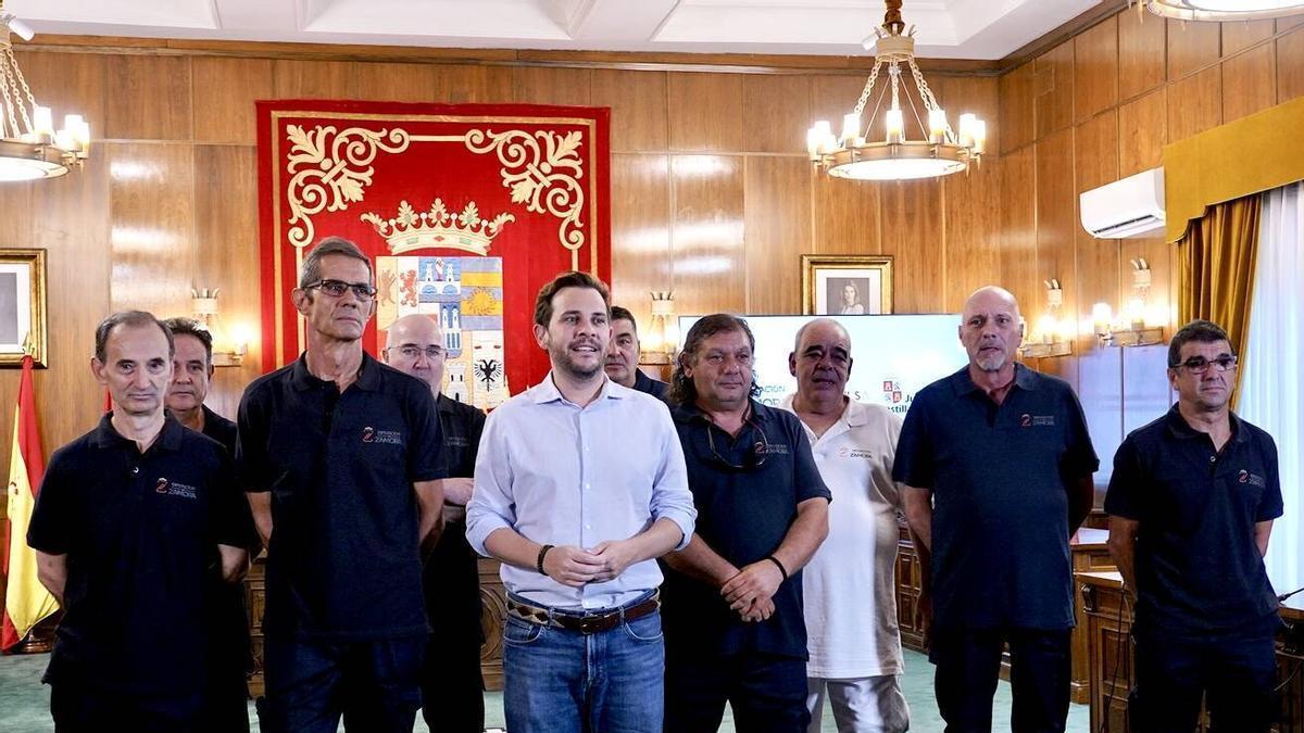 El presidente en funciones, Víctor López de la Parte, junto a los diez empleados con el Planiel.