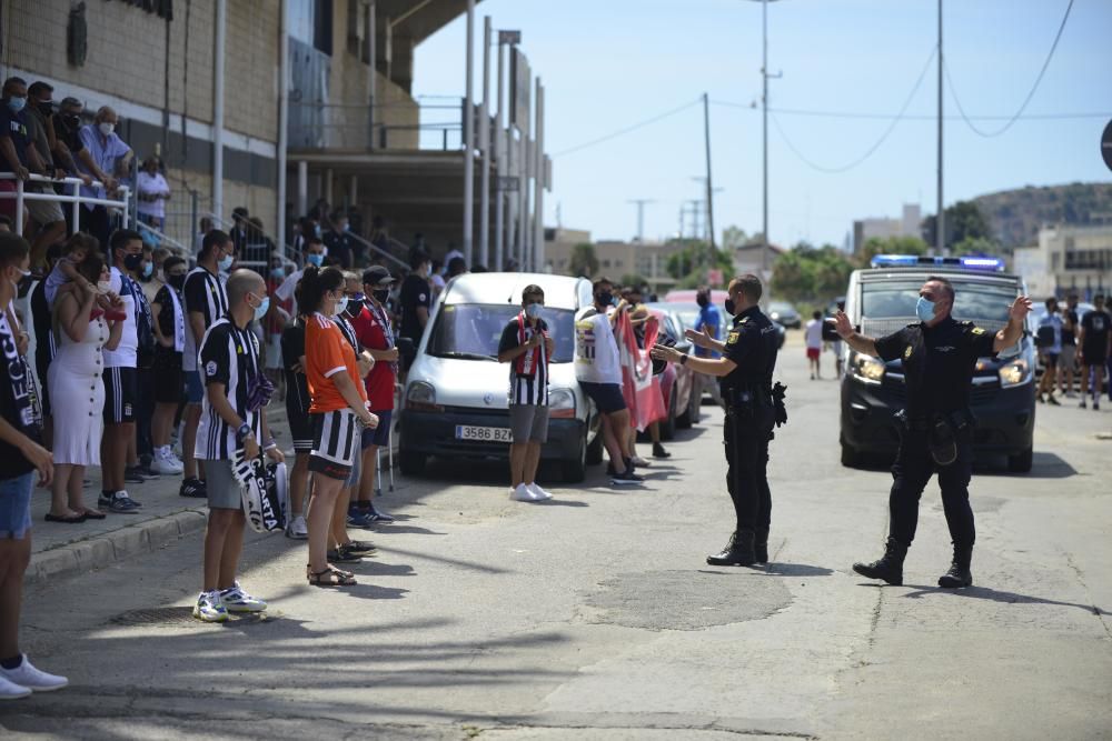 La afición del FC Cartagena despide al equipo