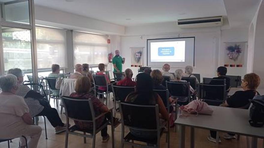 Una quarantena d&#039;assistents a xerrades de teleassistència a Calonge i Sant Antoni