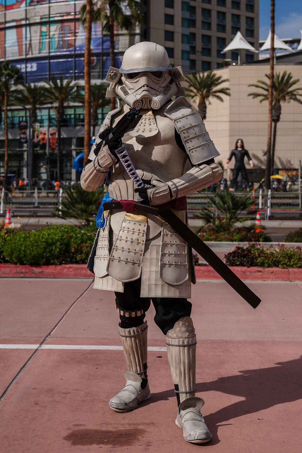 Disfraces imaginativos en el Comic-con de San Diego, que fusionan la cultura samurai con los referentes de Star Wars