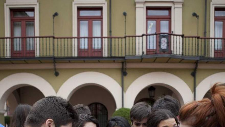 Los jóvenes que presentaron ayer las firmas en el Ayuntamiento.