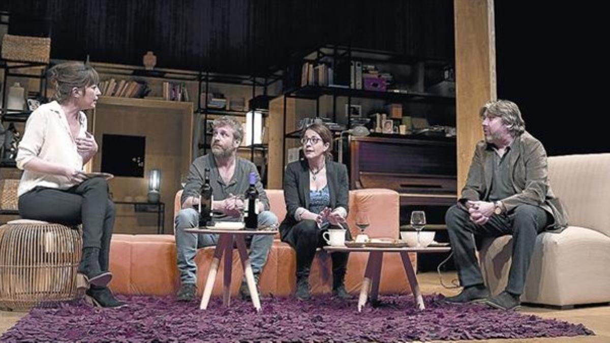 Àgata Roca, Jordi Rico, Nora Navas y Pere Arquillué, en una escena de la obra que estrena el Romea.