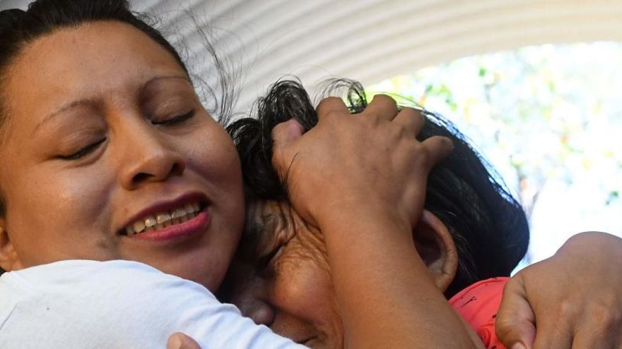 Teodora Vasquez abraza a su madre tras quedar en libertad.