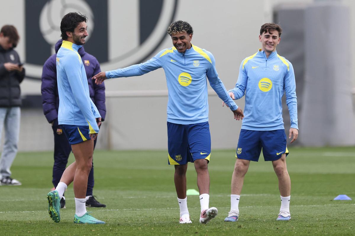 Ferran, Lamine Yamal y Gavi, en un pasaje del entrenamiento previo a la semifinal ante el Atlético.