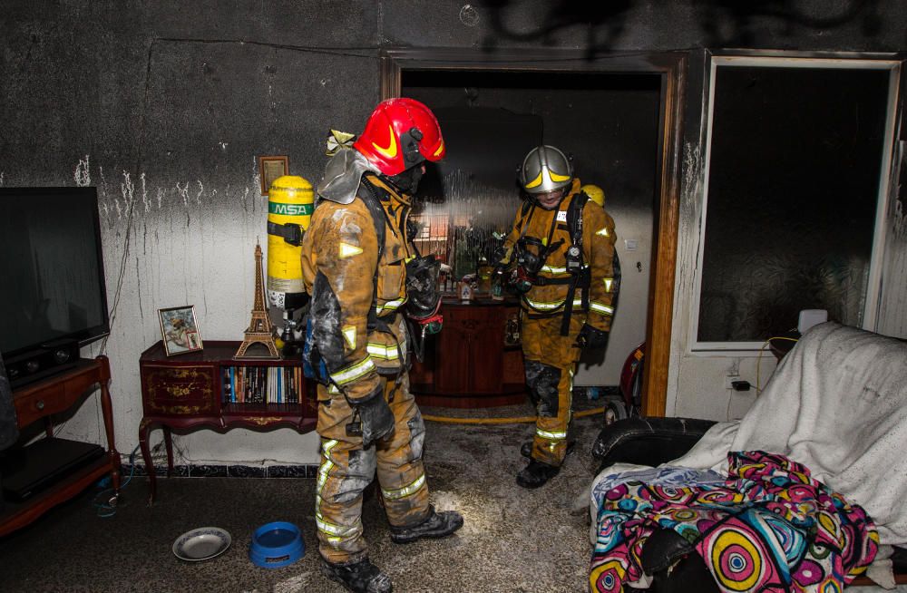 Incendio en un edificio de la calle del Carmen en Sant Joan