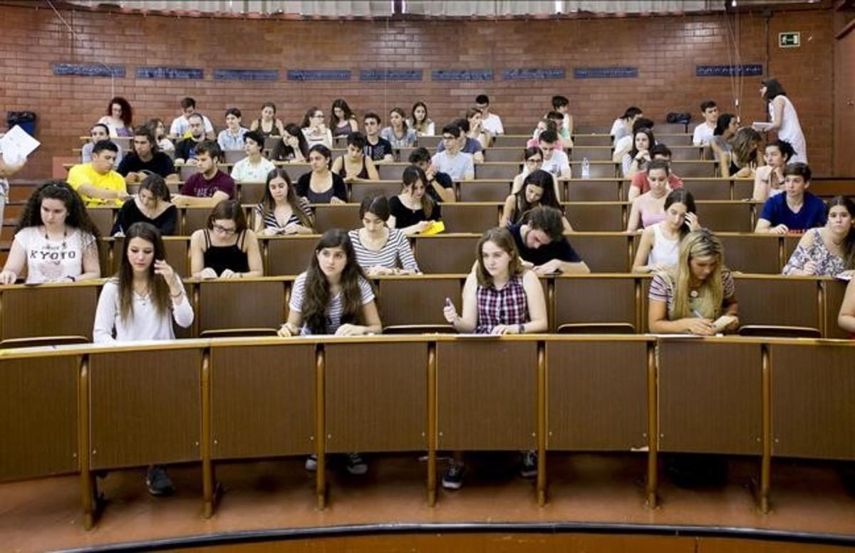 Estudiantes en un examen en la facultad de Biología de la UB.