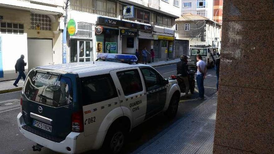 Vehículo de la Guardia Civil frente al edificio del fallecido. // G. Núñez