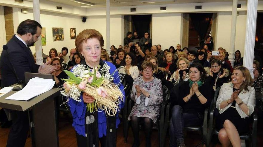 Dolores Soto recibe su premio, ayer en Lalín, en presencia de las otras galardonadas sentadas en la primera fila. // Bernabé/Javier Lalín