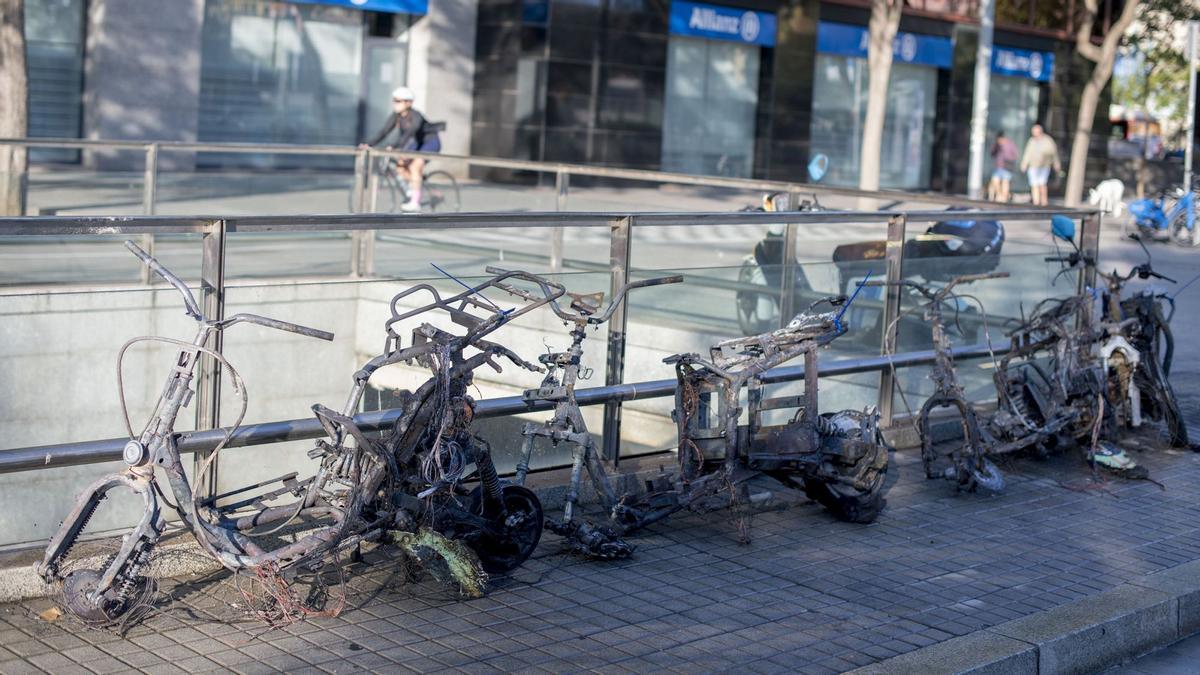 Motos quemadas en la calle Tarragona, tras los conciertos de las Festes de la Mercè en la plaça de España