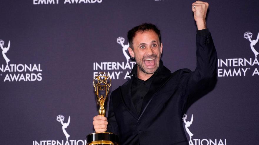 Sobre estas líneas, Oriol Pla, exultante con el premio al mejor actor; a la derecha, el equipo de «#SeAcabó», con su galardón. |  AP / Efe