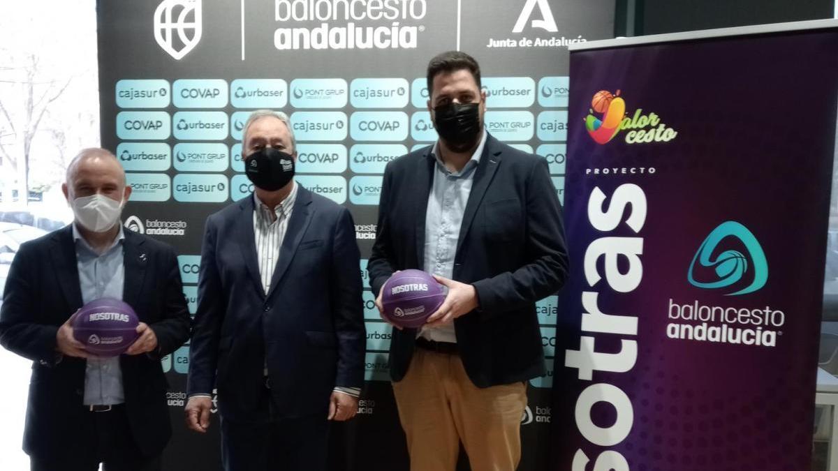 Francisco Javier Perea, Antonio de Torres y José Antonio Ortiz, en la sede de la Federación Andaluza de Baloncesto.
