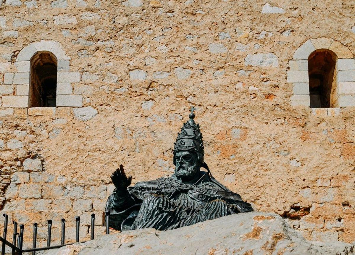 Monument to Papa Luna en Peñíscola