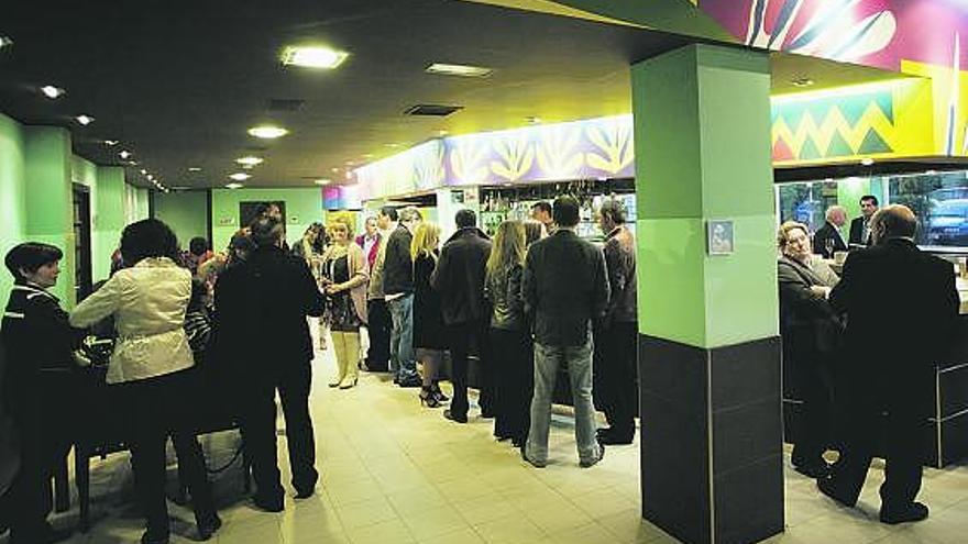 Asistentes a la gala del Campeonato de mus de Avilés, ayer, antes de empezar la cena.