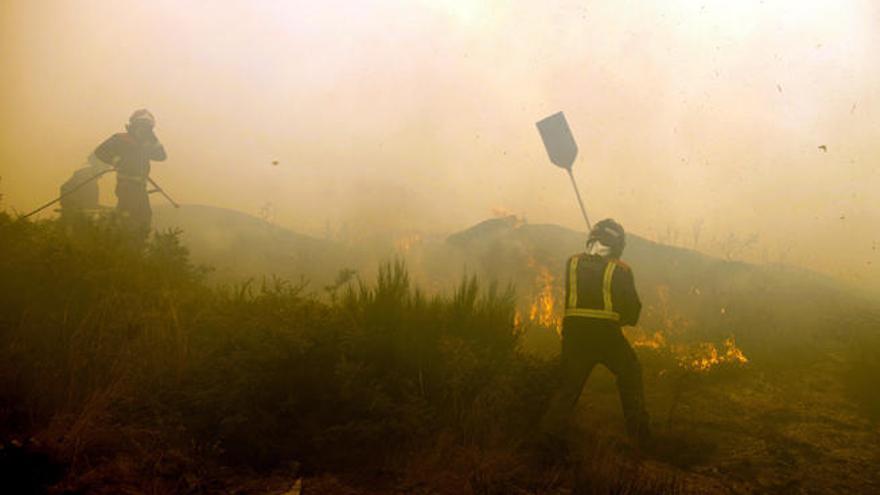 Los servicios de extinción intentan combatir las llamas // EFE