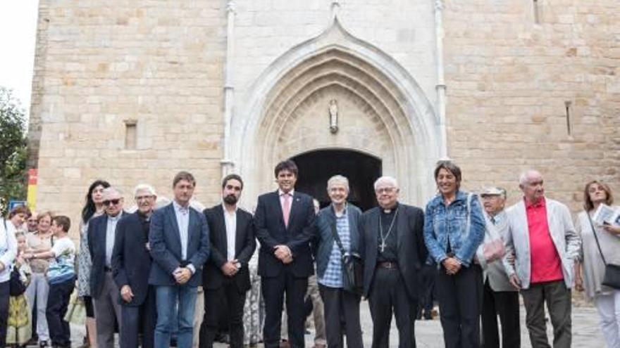 Imatge de l&#039;acte d&#039;ahir, amb la façana al darrere.