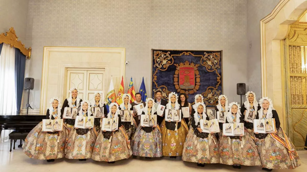 La revista "Festa de Fogueres", una "enciclopedia" de 97 años de historia