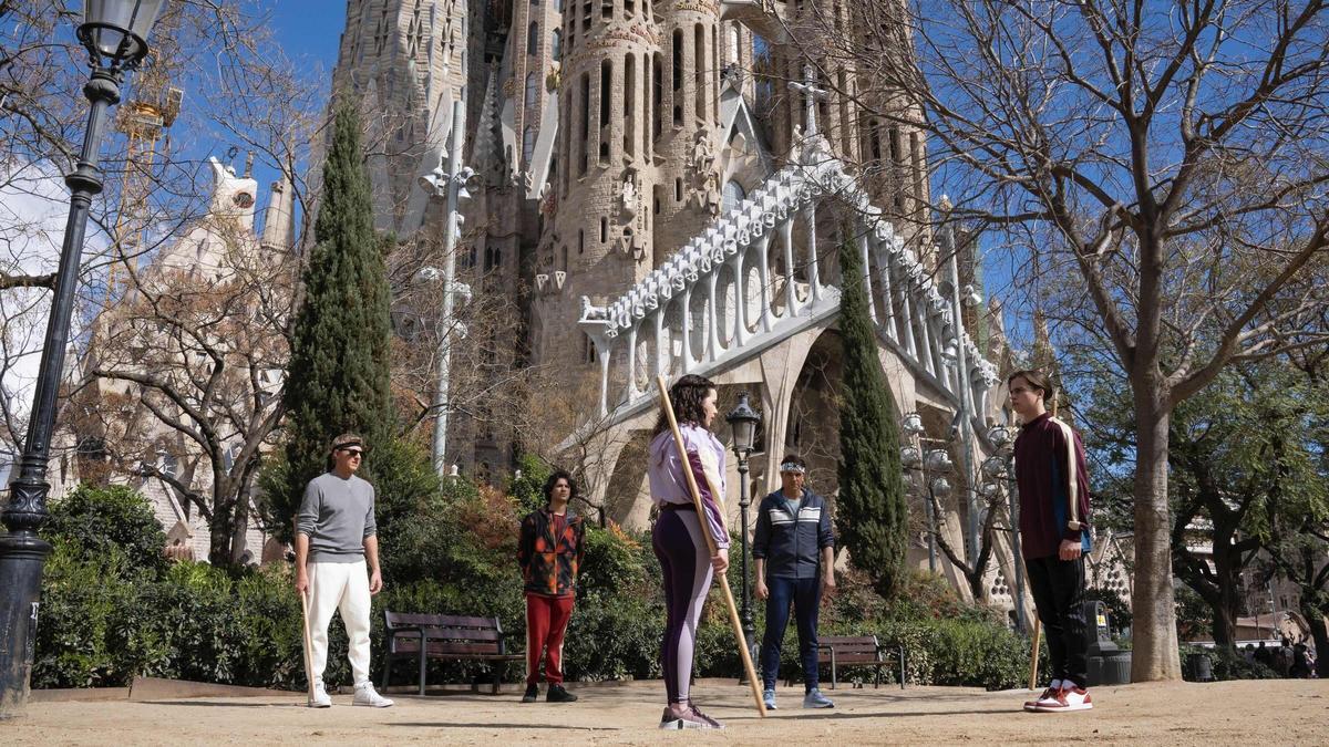 William Zabka (Johnny), Xolo Maridueña (Miguel), Mary Mouser (Sam), Ralph Macchio (Daniel) y Tanner Buchanan (Robby) frente a la Sagrada Familia