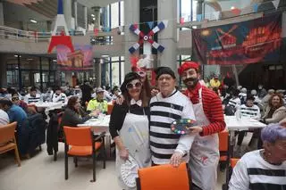 Carnaval en la residencia Torrente Ballester de A Coruña: la fiesta del robo en el Louvre