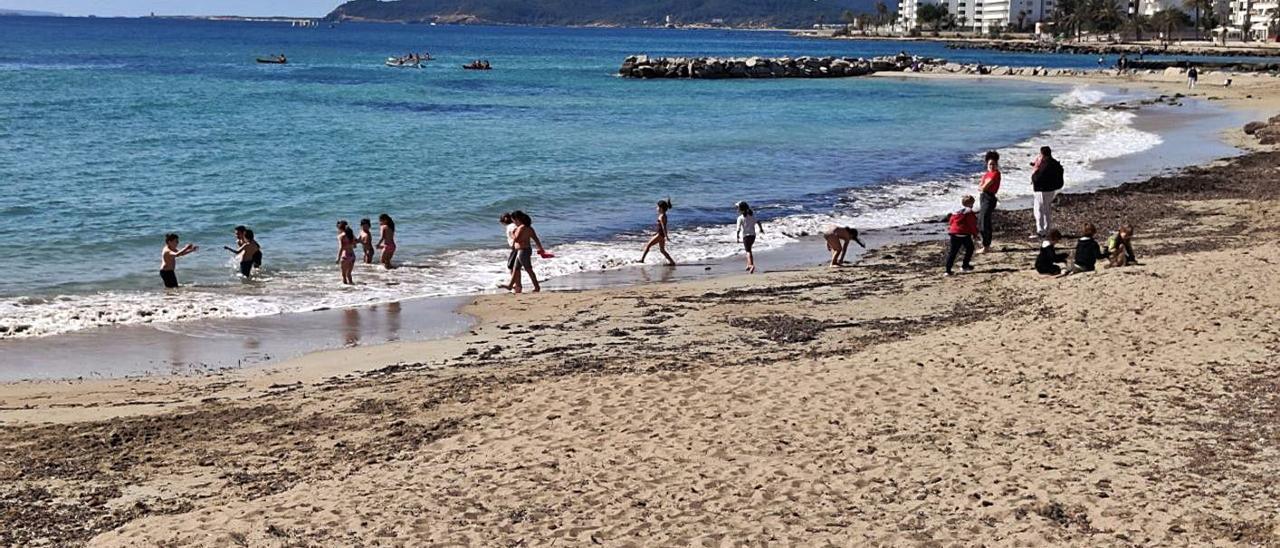 Actividades en la playa para los escolares de Vila | R.J.P.