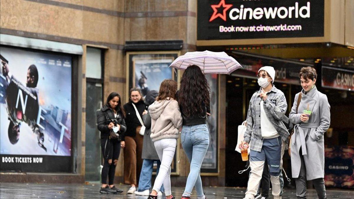 Cineworld cierra sus salas en EEUU y Reino Unido tras el cambio de fecha del estreno de Bond