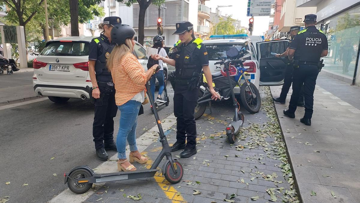 Un control de la Policia Local de Salt a usuaris de patinets, foto d'arxiu.