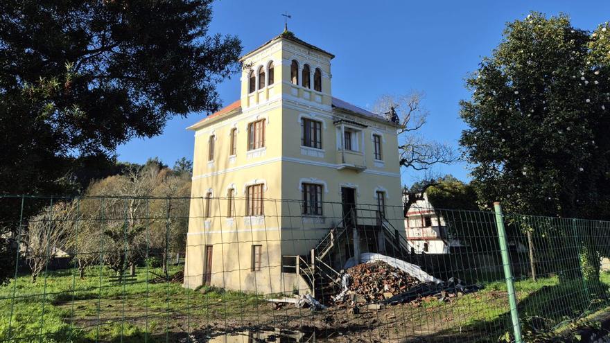El chalé de Miodelo, con la fachada recién pintada y escombros de obras en la puerta. |  LOC