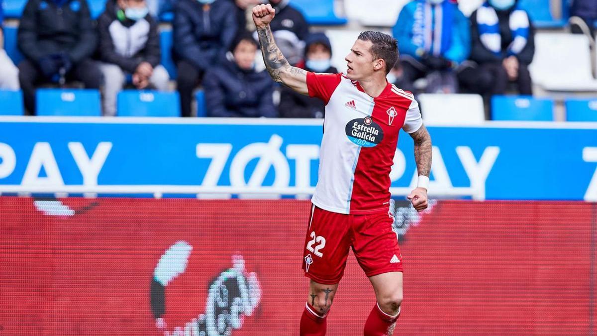 Santi Mina celebra el primer gol en dirección a la zona de los aficionados célticos . // IÑIGO LARREINA (LOF)