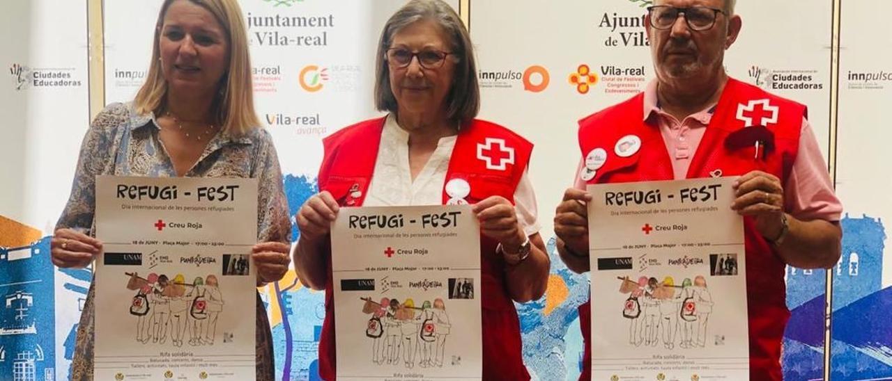 La edila Gómez con miembros de Cruz Roja Vila-real y los carteles del Refugi-Fest.