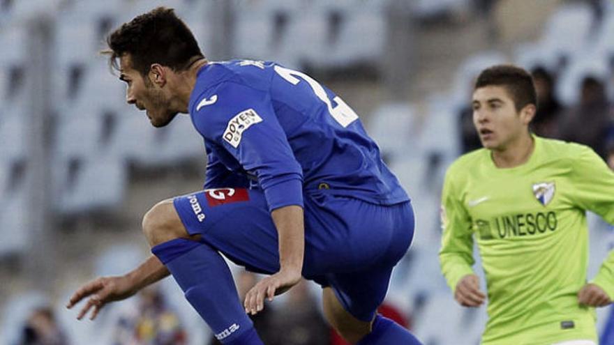 El exmalaguista Xavi Torres salta al francés Toulalan, que estaba caído en el suelo.