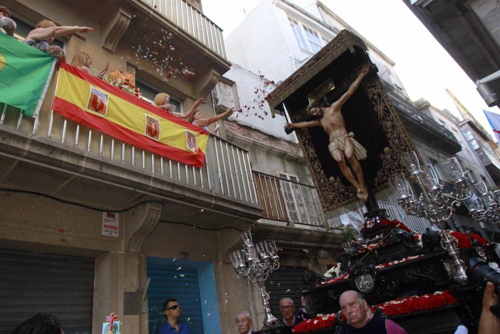 Cientos de miles de seguidores acompañan a la procesión por el centro de Vigo en medio de un asfixiante calor.