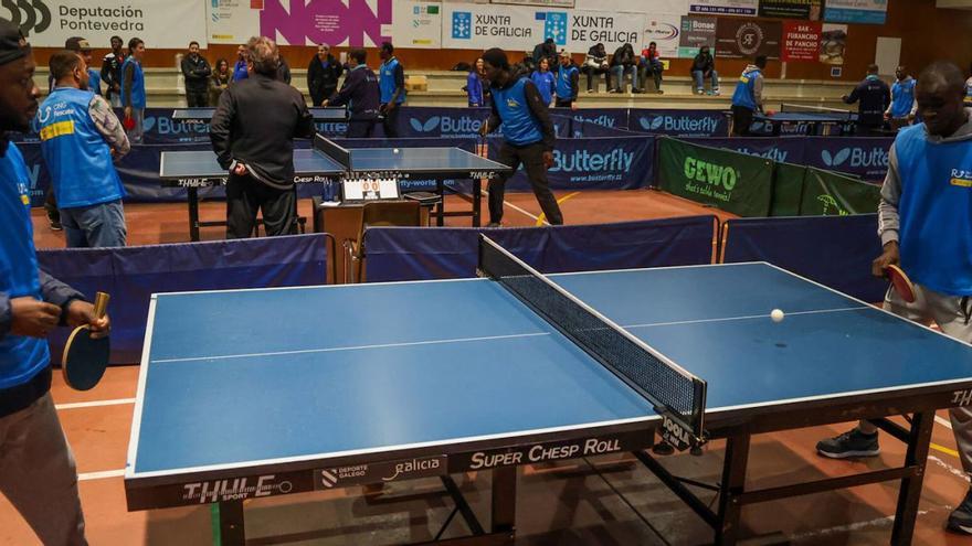 Un momento del Torneo de Nadal de tenis de mesa disputado ayer en Cambados.