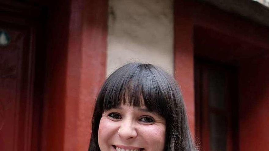 María García González, con su primera novela, en Lena.