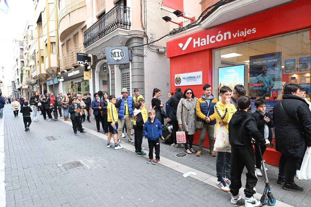 Galería | Baño de masas de Nicolas Pepe y Renato Veiga en Vila-real