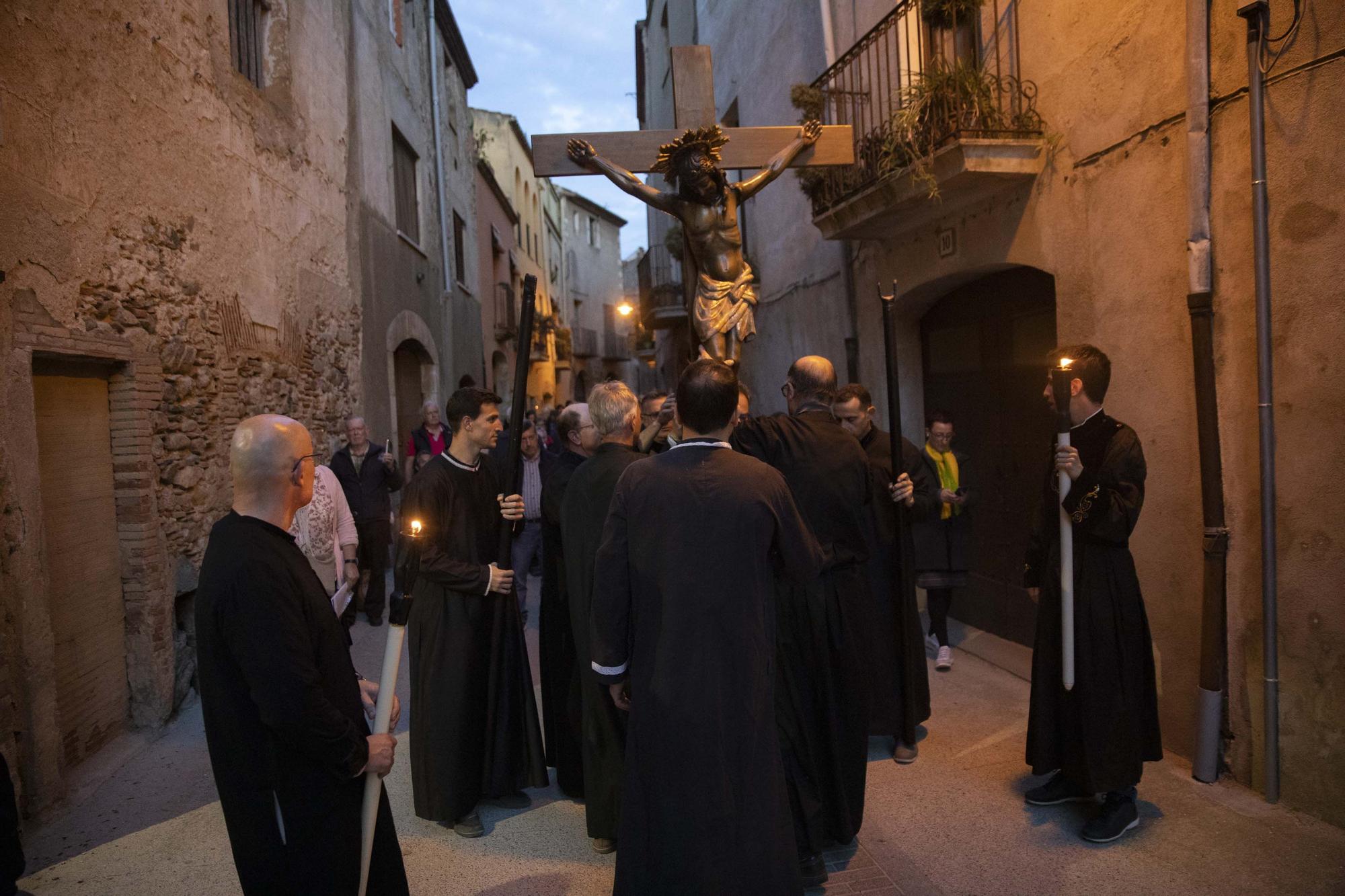 Peralada treu al Sant Crist Negre en processó invocant la pluja