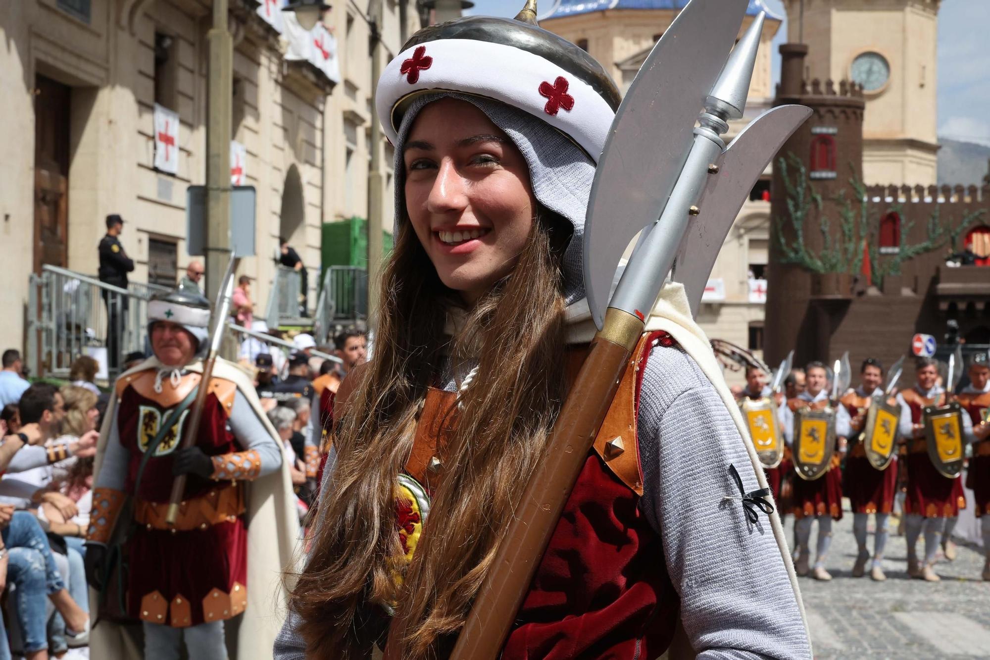 Alcoy se entrega al espectáculo de las tropas cristianas