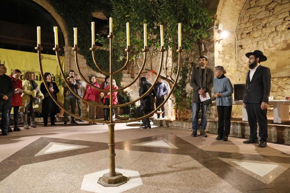 La Hanukkà El Centre Bonastruc ça Porta encén el canelobre de vuit braços