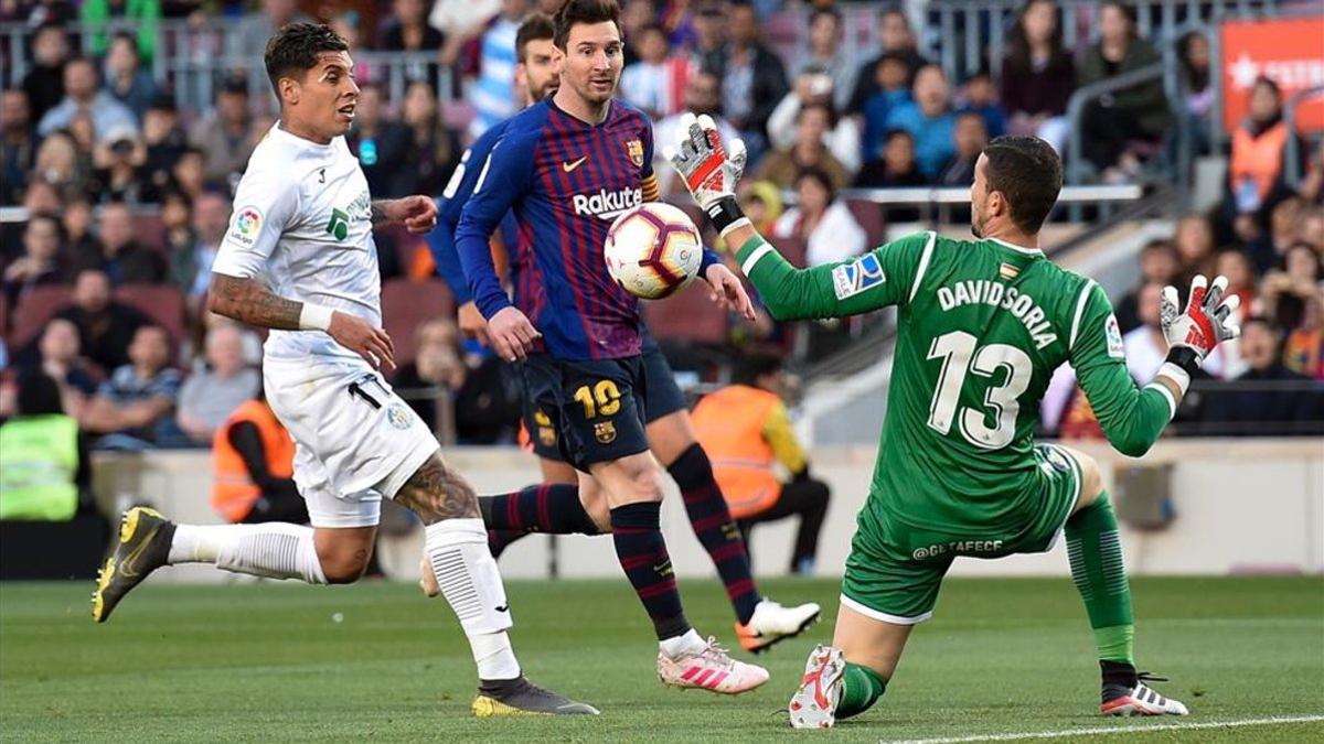 David Soria para un tiro de Leo Messi en el partido de Liga en el Camp Nou