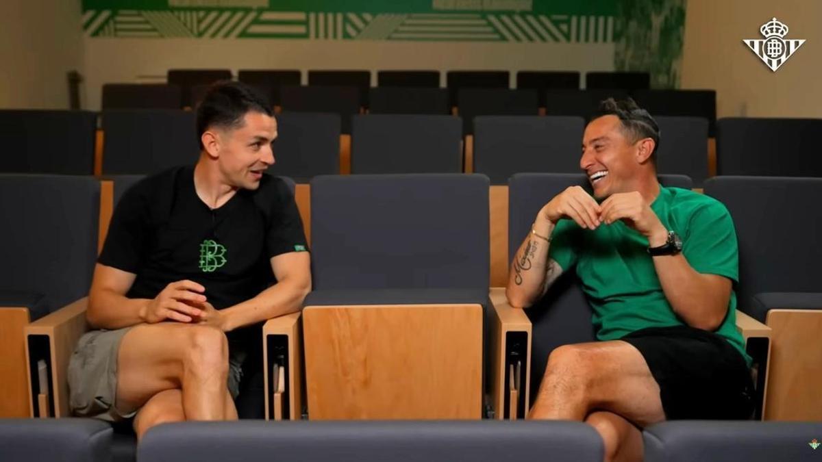 Álvaro Fidalgo en una charla en la CD del Betis con Andrés Guadado