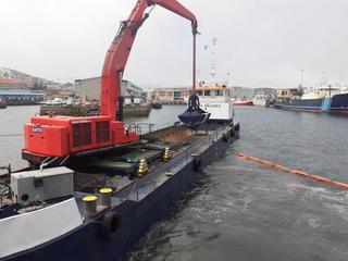 El Puerto draga el fondo marino de sus muelles para su regeneración