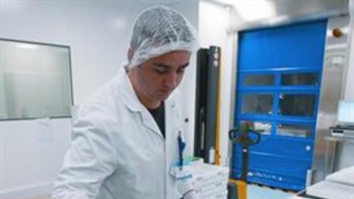 Un técnico de la planta de producción de la vacuna de Sanofi Pasteur en Francia, en octubre del 2009.