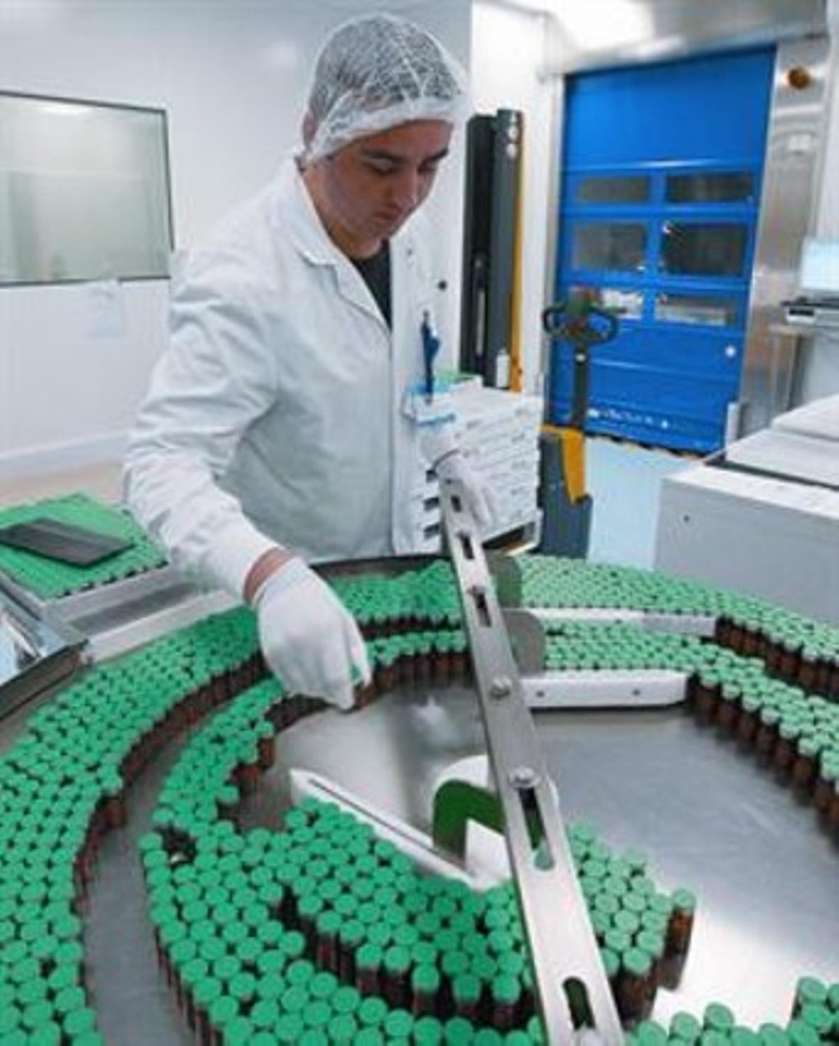 Un tècnic de la planta de producció de la vacuna de Sanofi Pasteur a França, l’octubre del 2009.