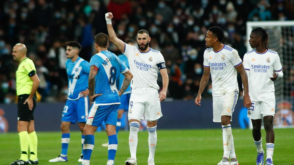 Un momento del choque entre Real Madrid y Rayo Vallecano.