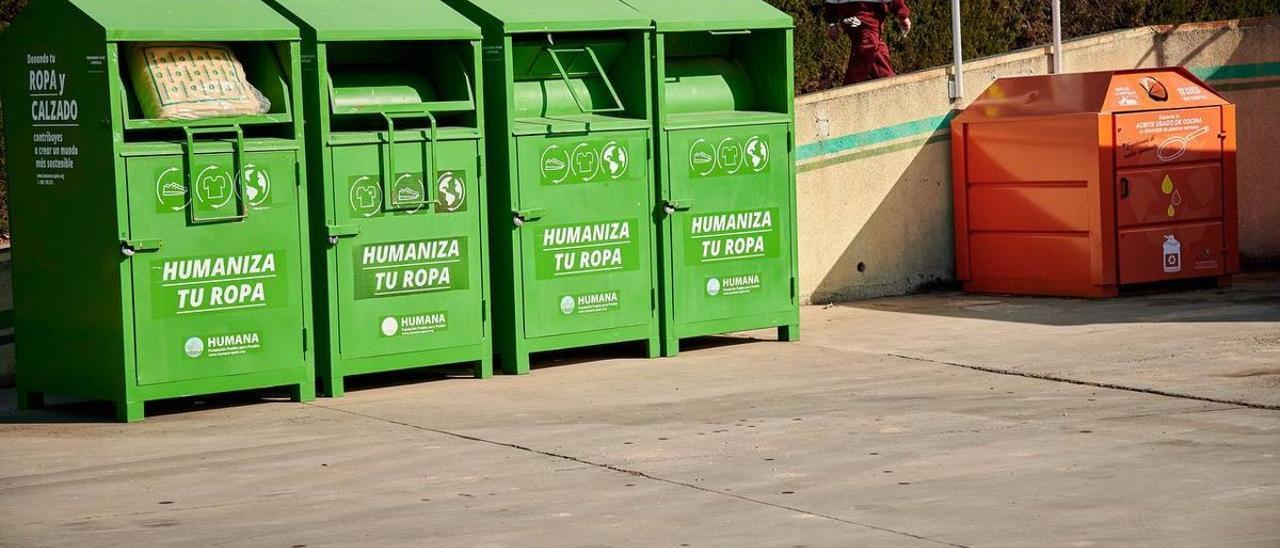 Contenedores para reciclar ropa instalados en un ecopunto de Sadeco.