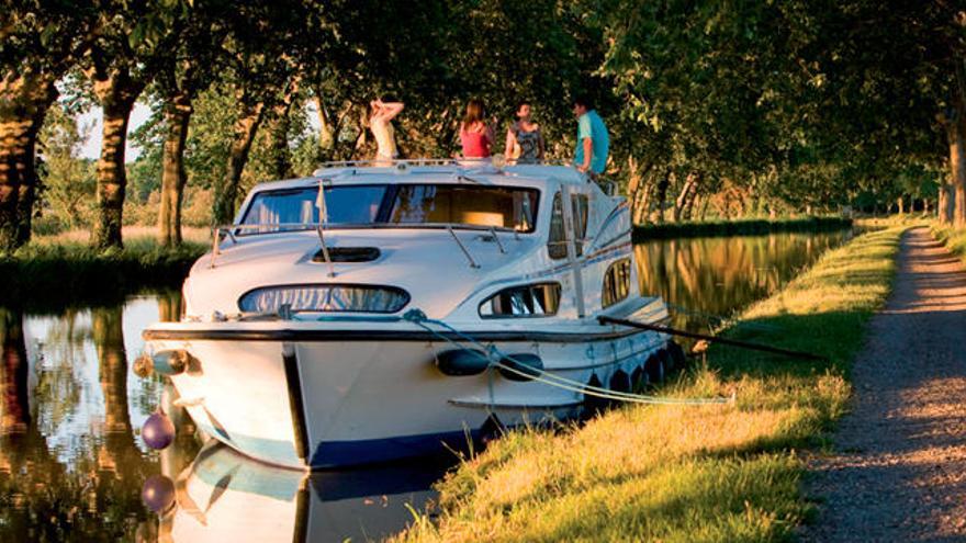 ¡Este Verano, suelta las amarras y  navega en un barco fluvial por el Canal du Midi!