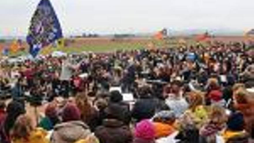 Un miler de persones van acudir al concert fet ahir davant de la presó de Lledoners.