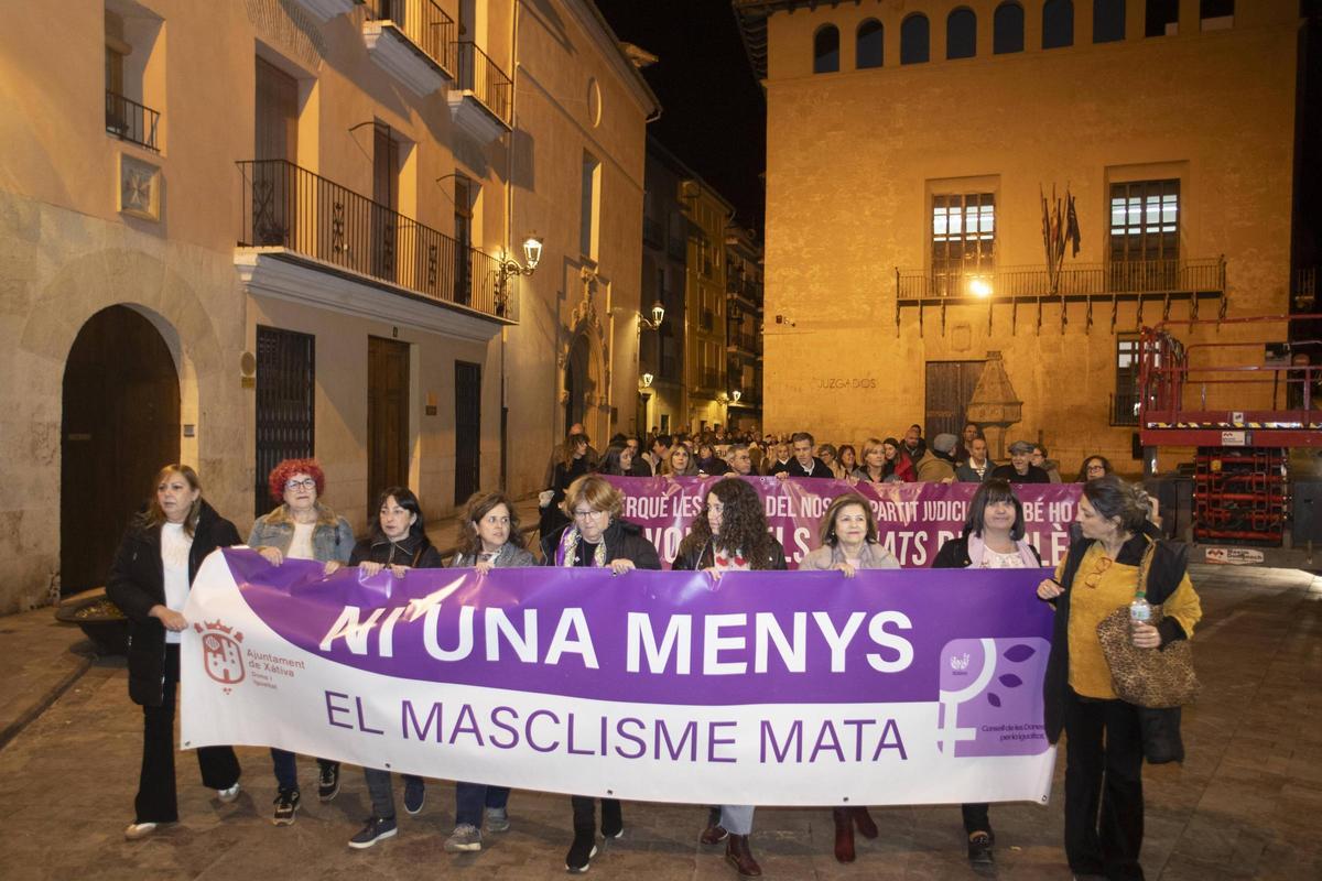Imagen de archivo de una manifestación del 25N en Xàtiva, con la comitiva pasando por delante de los juzgados de Xàtiva.