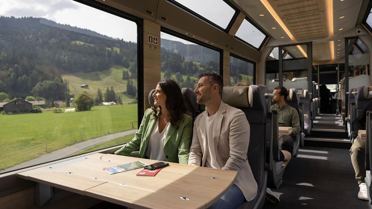 Interior de un tren panorámico en Suiza, donde los grandes ventanales convierten el paisaje alpino en parte esencial del viaje.