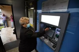 Por un trato humano de los bancos: la reclamación de los mayores que suma 240.000 apoyos